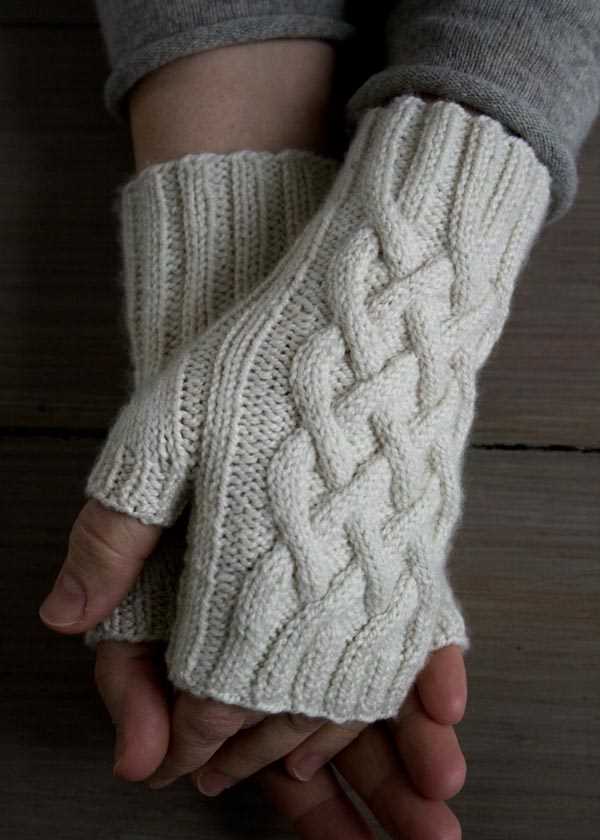 Cable fingerless gloves knitting pattern