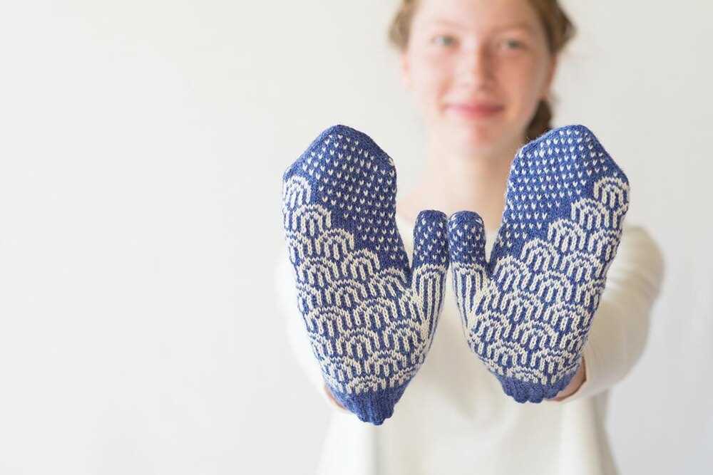 Shark mittens knitting pattern