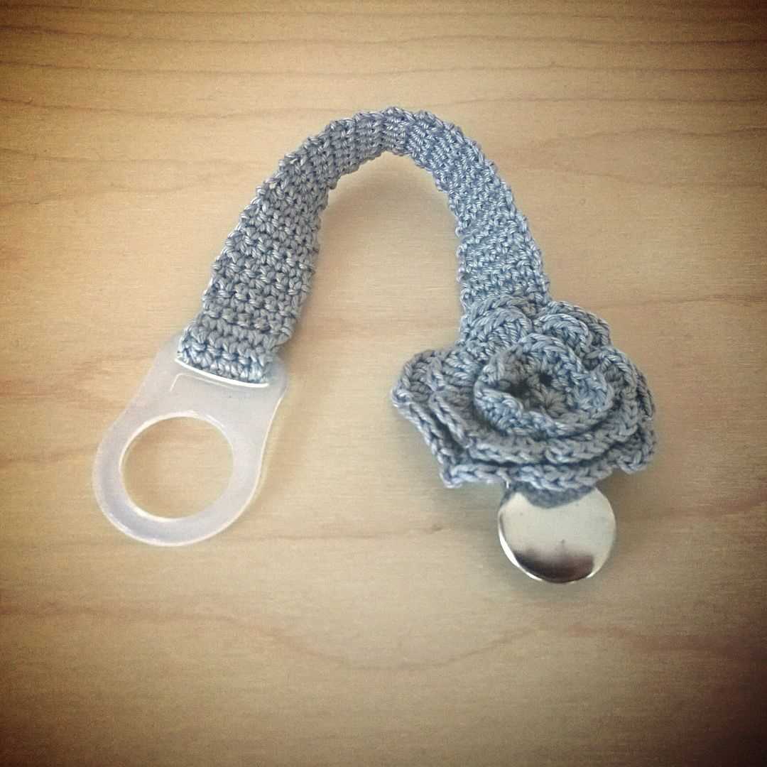 Knitted pacifier clip pattern