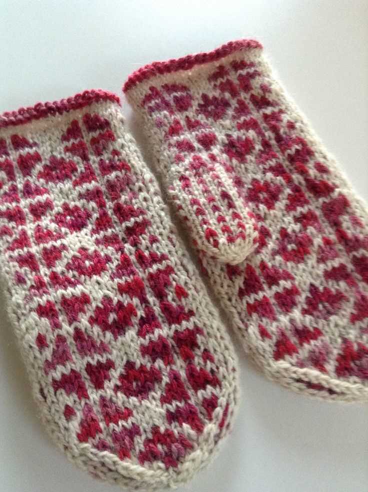 Honeycomb knitted mitten pattern