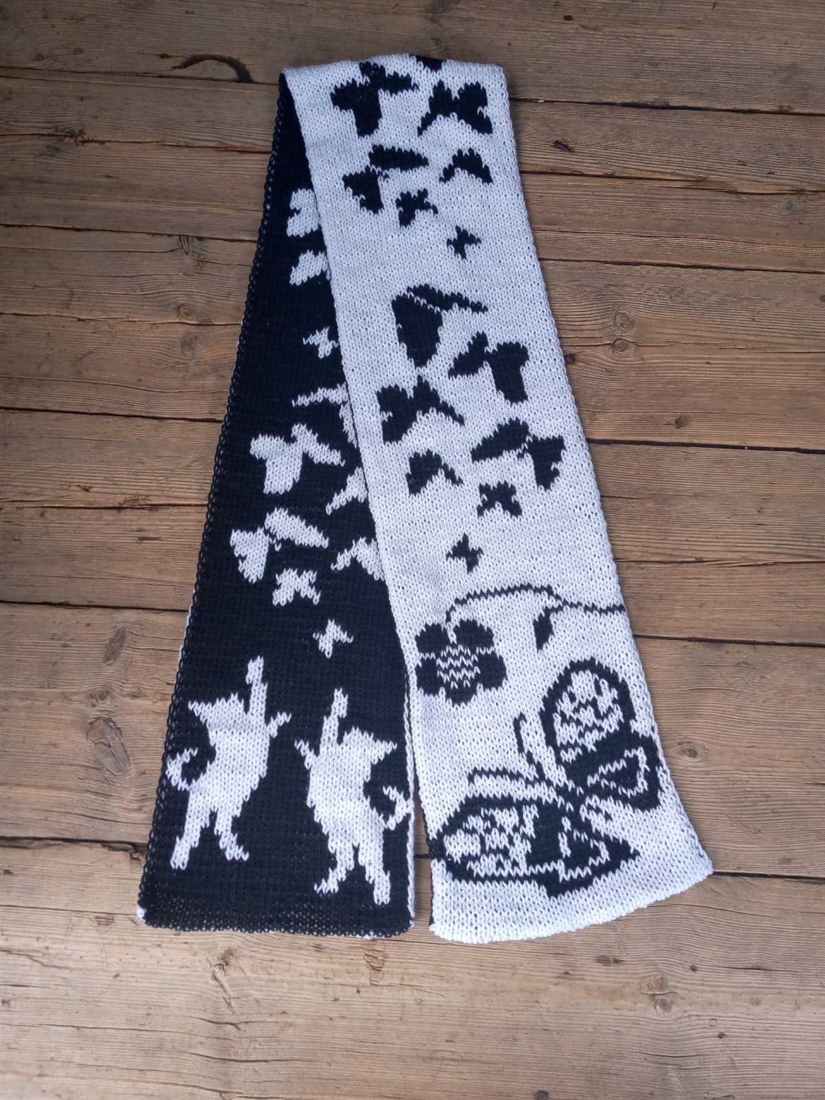 Paw print scarf knitting pattern
