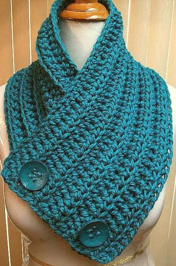 Knitted neck scarf with button pattern